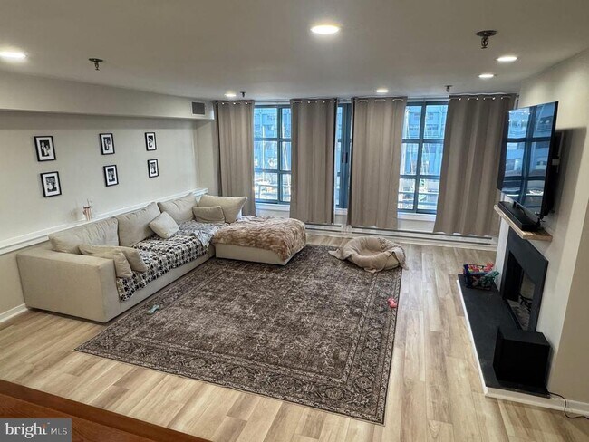 Building Photo - 7 N Christopher Columbus Blvd