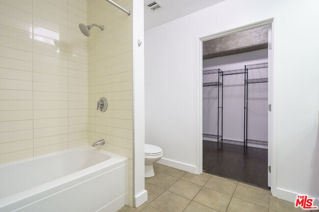 Building Photo - 645 W 9th St