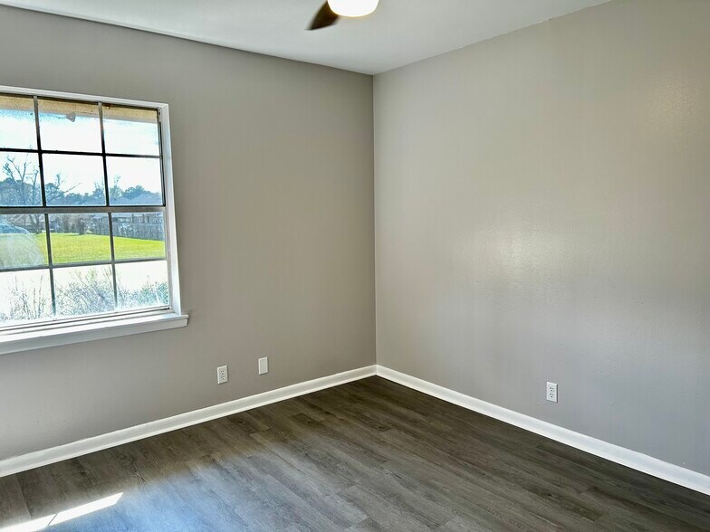 Building Photo - 305 Greenbriar St