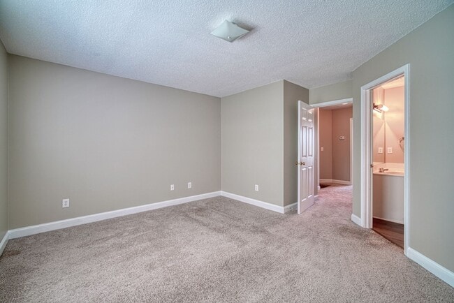 Building Photo - Freshly Renovated 2 BR, 2.5 BA Townhome Ce...