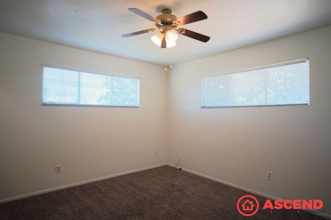 Building Photo - 1017 Paloma St