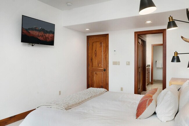 Building Photo - 100 Aspen Ridge Dr