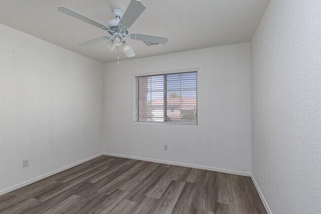 Building Photo - 3 bedroom home located near 215 Freeway and shopping.