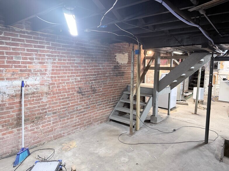 Building Photo - 115 W Reynolds St