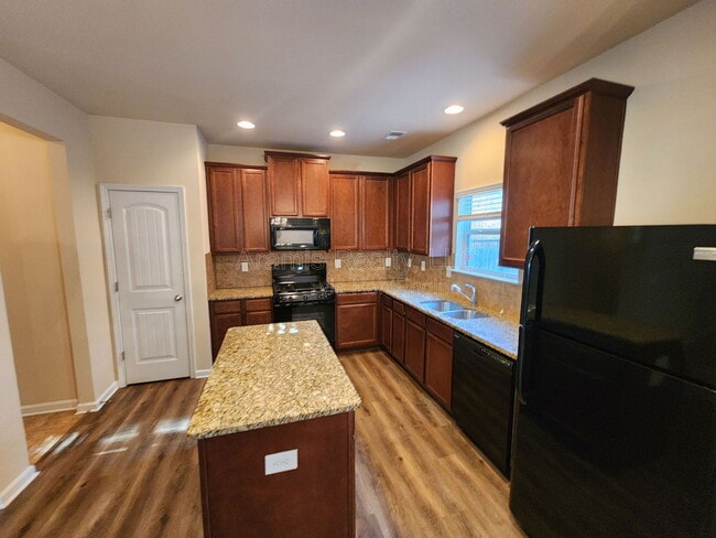 Building Photo - 2385 Capella Cir SW