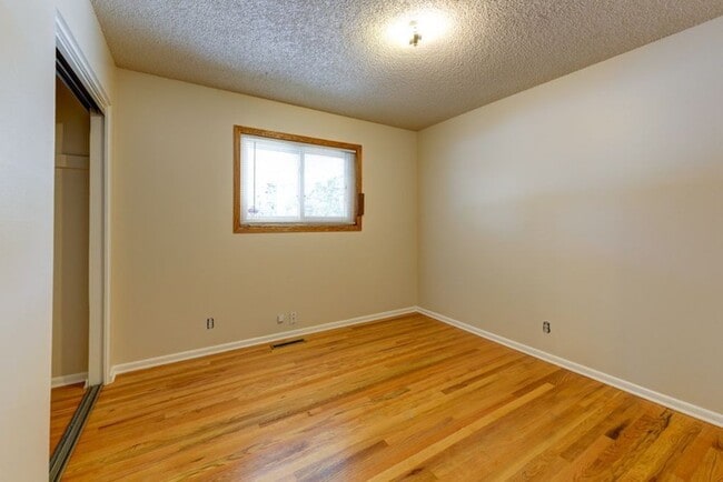 Building Photo - "Rare Find" Updated Large 5 Bedroom home W/Finished Basement!