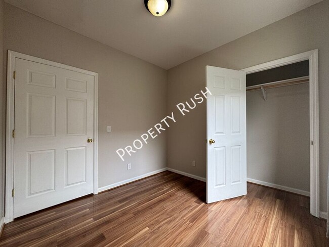 Building Photo - 1005 S Hickory St