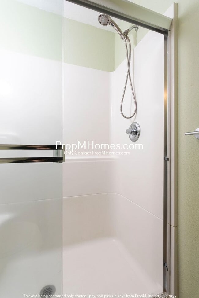 Building Photo - Cozy Two Bedroom Home in Willamette on a Massive Lot!