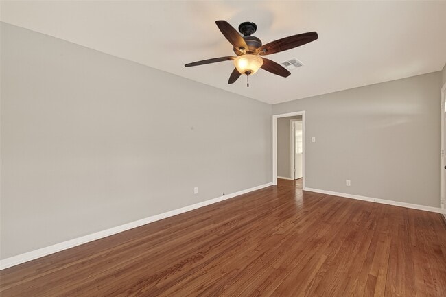 Building Photo - 226 W 4th St