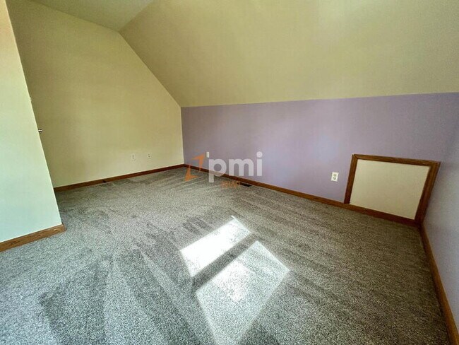 Building Photo - 5107 White Oak Terrace