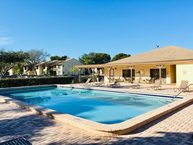 Building Photo - 6649 Somerset Dr
