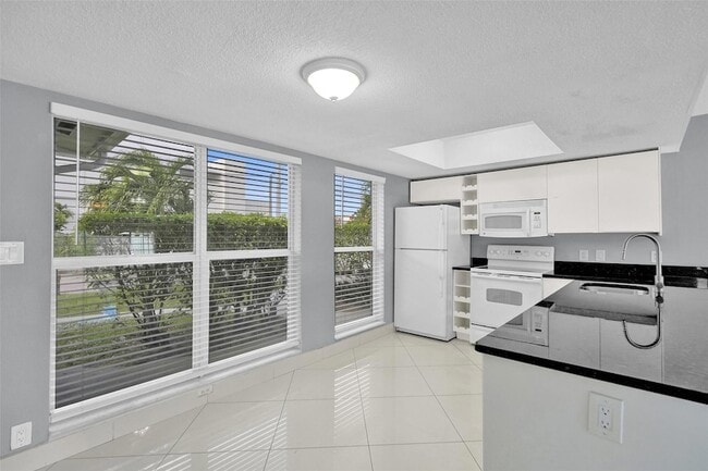 Building Photo - 704 NE 23rd Ave