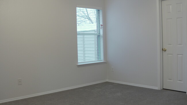 Building Photo - 2512 Douglas Dr