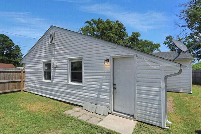 Building Photo - 1914 Somerville Dr