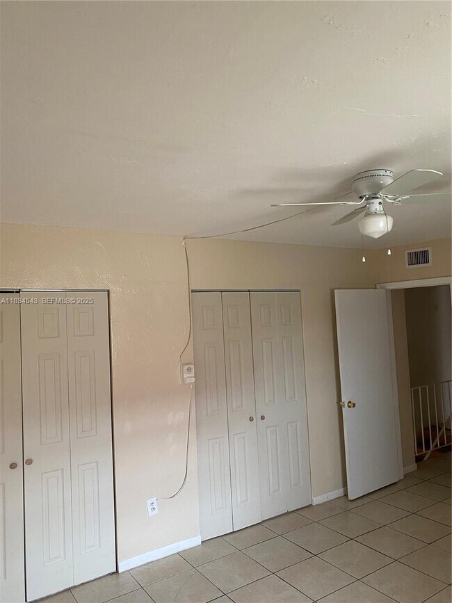 Building Photo - 10901 N Kendall Dr