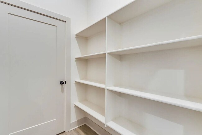 Building Photo - Beautiful and Modern 2 Bedroom