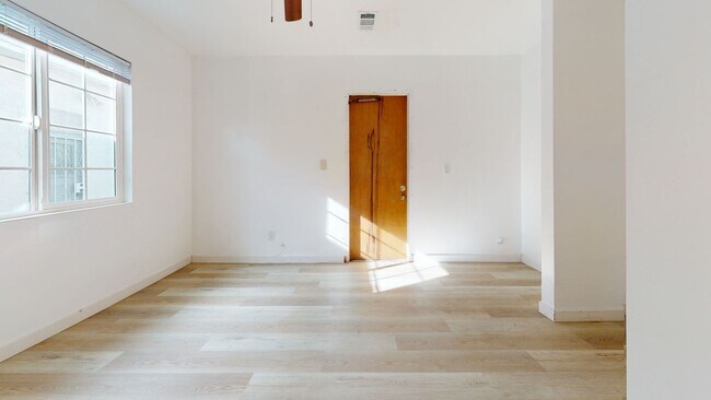 Building Photo - 5231 E Falls View Dr