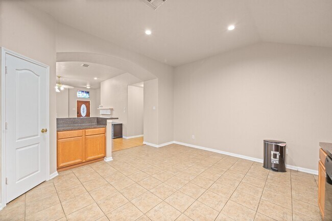 Building Photo - 10315 Kennewick Dr