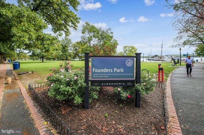 Building Photo - 5503 Sacramento Mews Pl