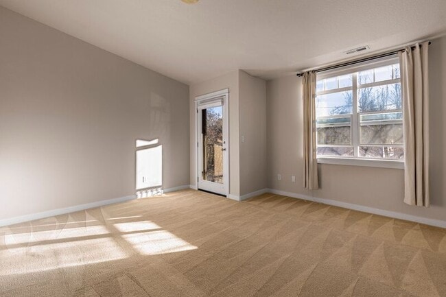 Building Photo - 929 SE Marion St