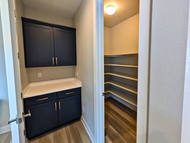 Building Photo - Beautiful 2 Bed + Office + 2.5 Bath home i...