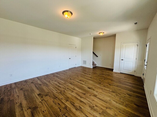 Building Photo - 3 Bedroom 2.5 Bath Townhouse