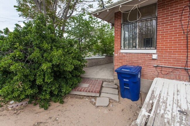 Building Photo - EDo BRICK BUNGALOW 1/BD 1/BA 1/CG