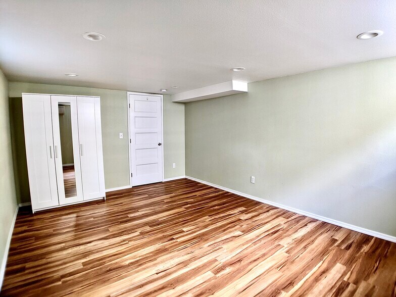 Building Photo - 5404 NE 54th Ave