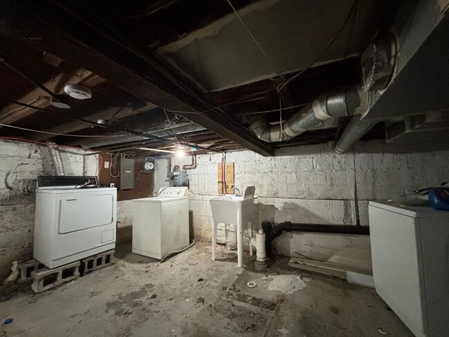 Building Photo - 3 Bedroom 1 Bath, Single Family Home, Lyell - Otis Neighborhood!