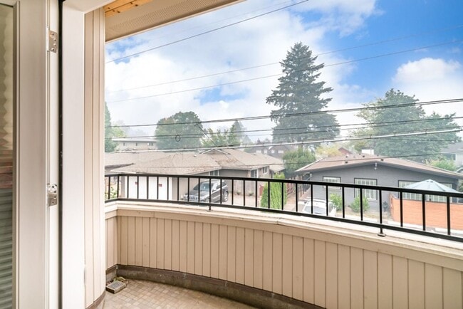 Building Photo - Luxury Townhome in the Heart of Lake Osweg...