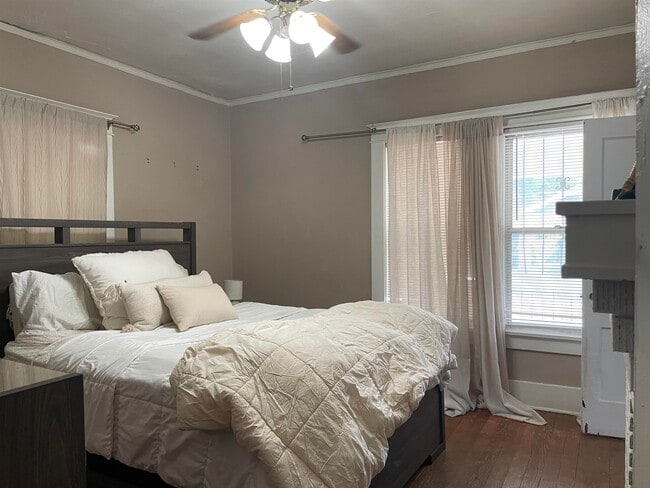 Building Photo - 2526 Yale Ave