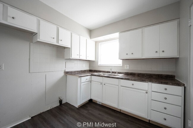 Building Photo - Charming 2-Bedroom Duplex in Indianapolis with Modern Amenities!