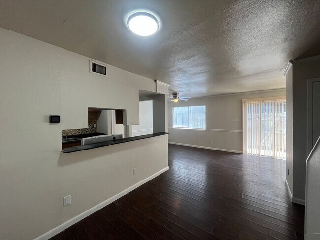 Building Photo - Two Story South Side Townhome