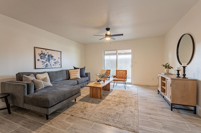 Building Photo - Fresh & Clean Townhome in North Phx!