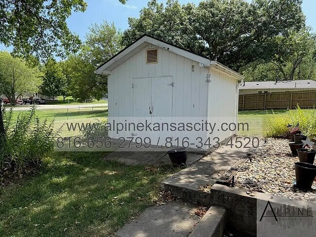 Building Photo - Spacious Gladstone Ranch!