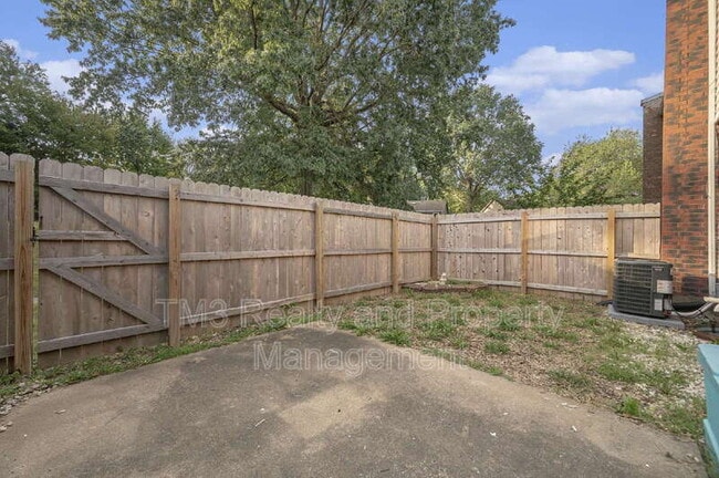 Building Photo - 3731 NE Colonial Dr