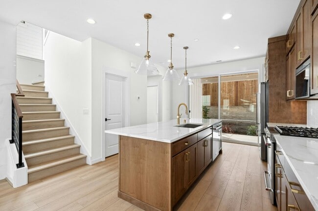 Building Photo - 3bd/2.75ba Redmond Home