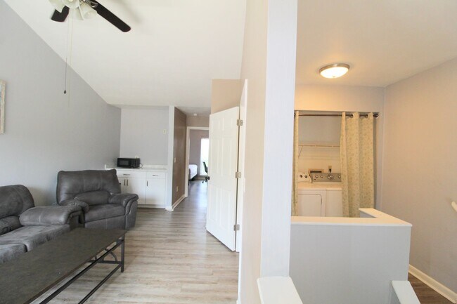 Building Photo - 1458 Bradley Dr
