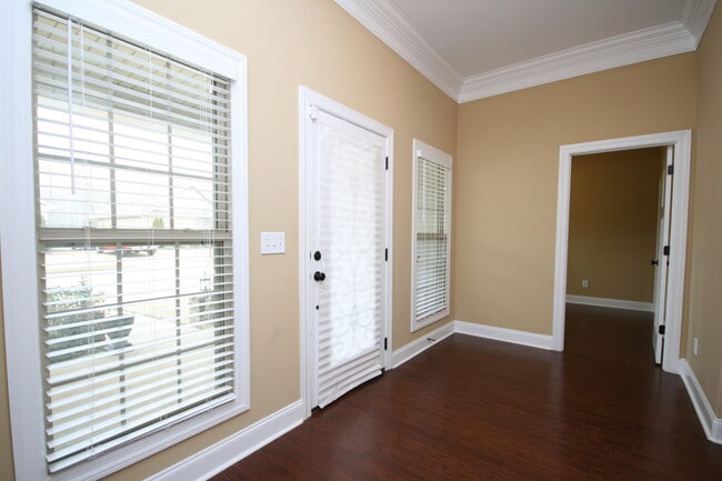 Building Photo - 231 Grove Village Way