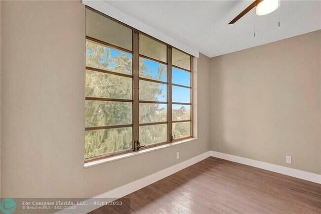 Building Photo - 3051 S Palm Aire Dr