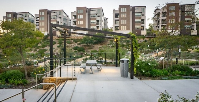 Building Photo - Beautiful Townhome centrally located in Mi...