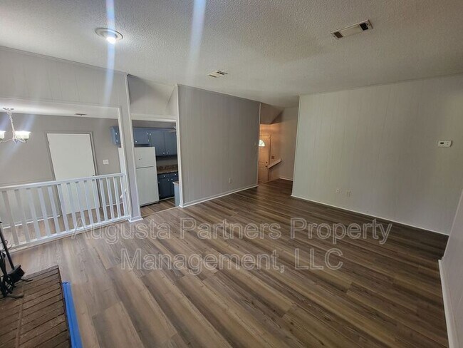 Building Photo - 3737 Woodcock Dr