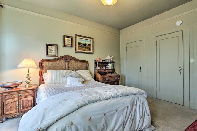 Building Photo - 233 Ashbury St