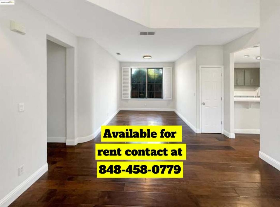 Building Photo - 51 Village Square Pl