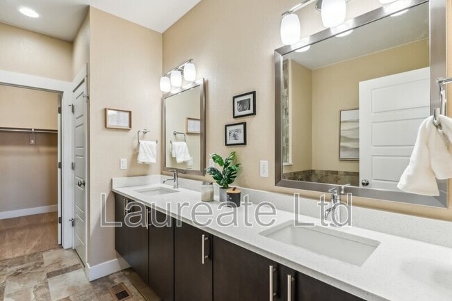Building Photo - 5438 Valentia St
