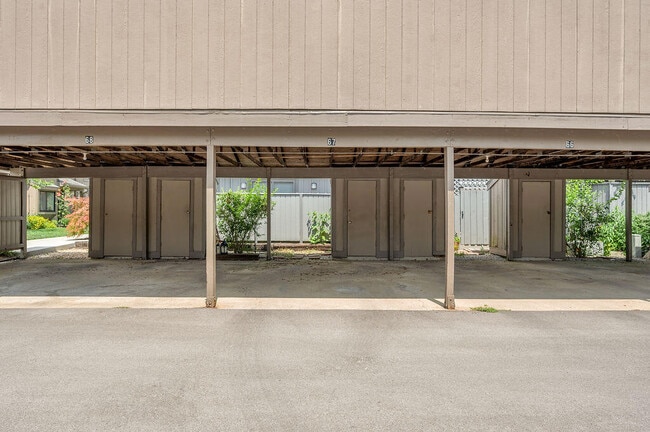 Building Photo - 500 Laketower Dr