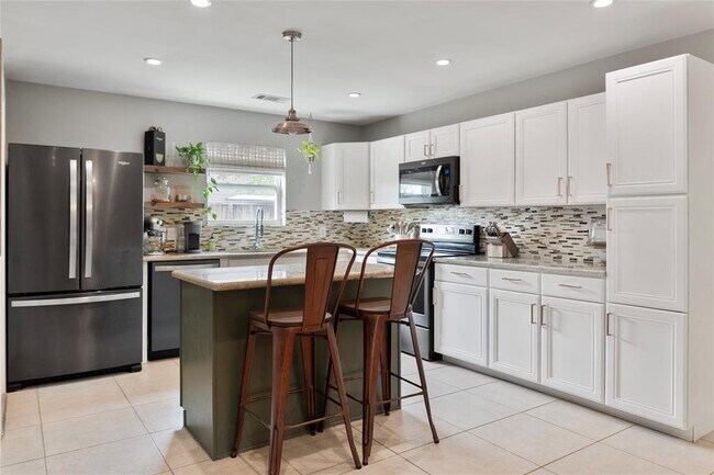 Building Photo - 9655 Meadowland Dr