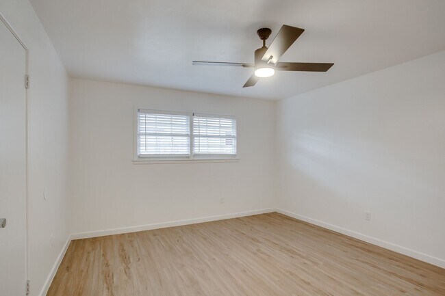 Building Photo - Pre Leasing for Fall 2026! 4/3 in Medical District