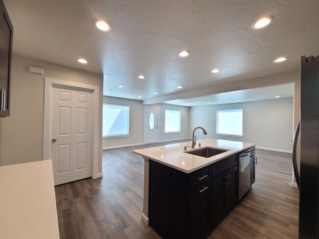 Building Photo - $2,350- 3 Bed / 2 Bath Beautiful Newer Bui...