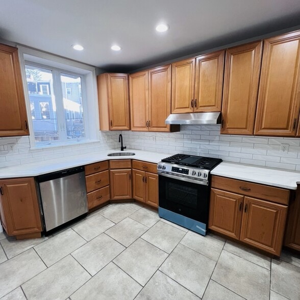 Building Photo - 619 S 42nd St